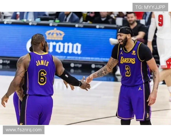 湖人队迎来新赛季挑战 詹姆斯和戴维斯联手领衔争冠之路